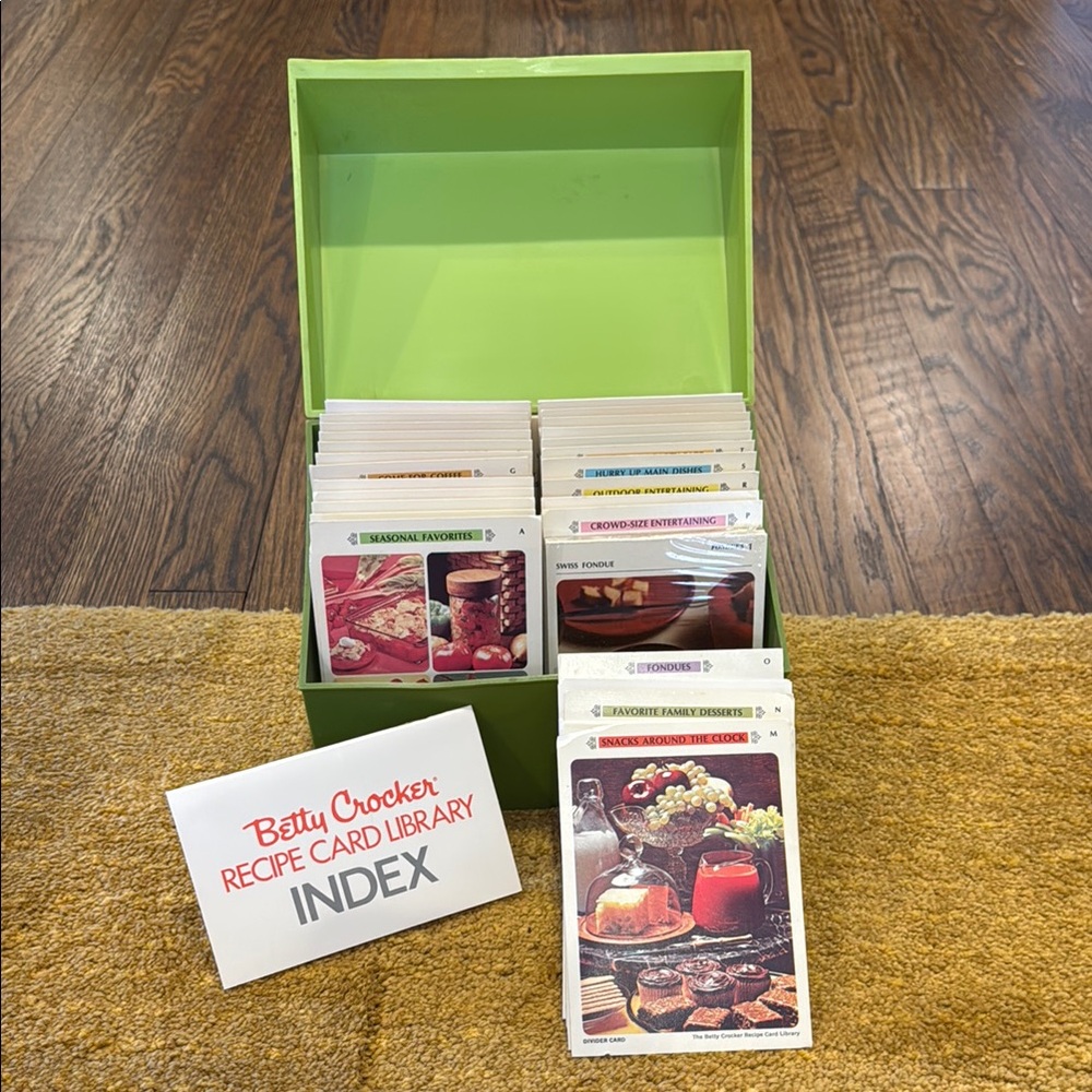 Vintage 1971 Set of Betty Crocker Recipe Card Library - Avocado Green Box !